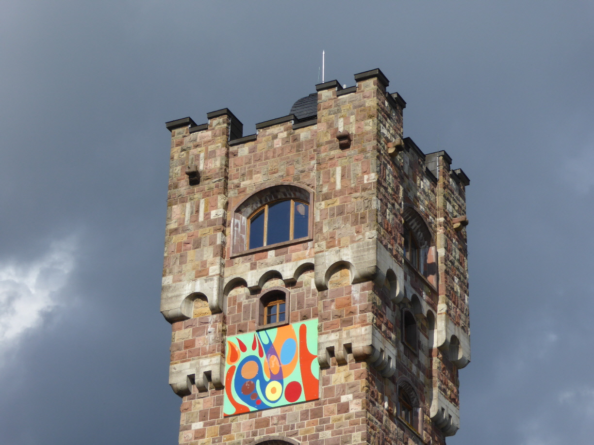 Oberer Alvaterturm mit buntem Schild