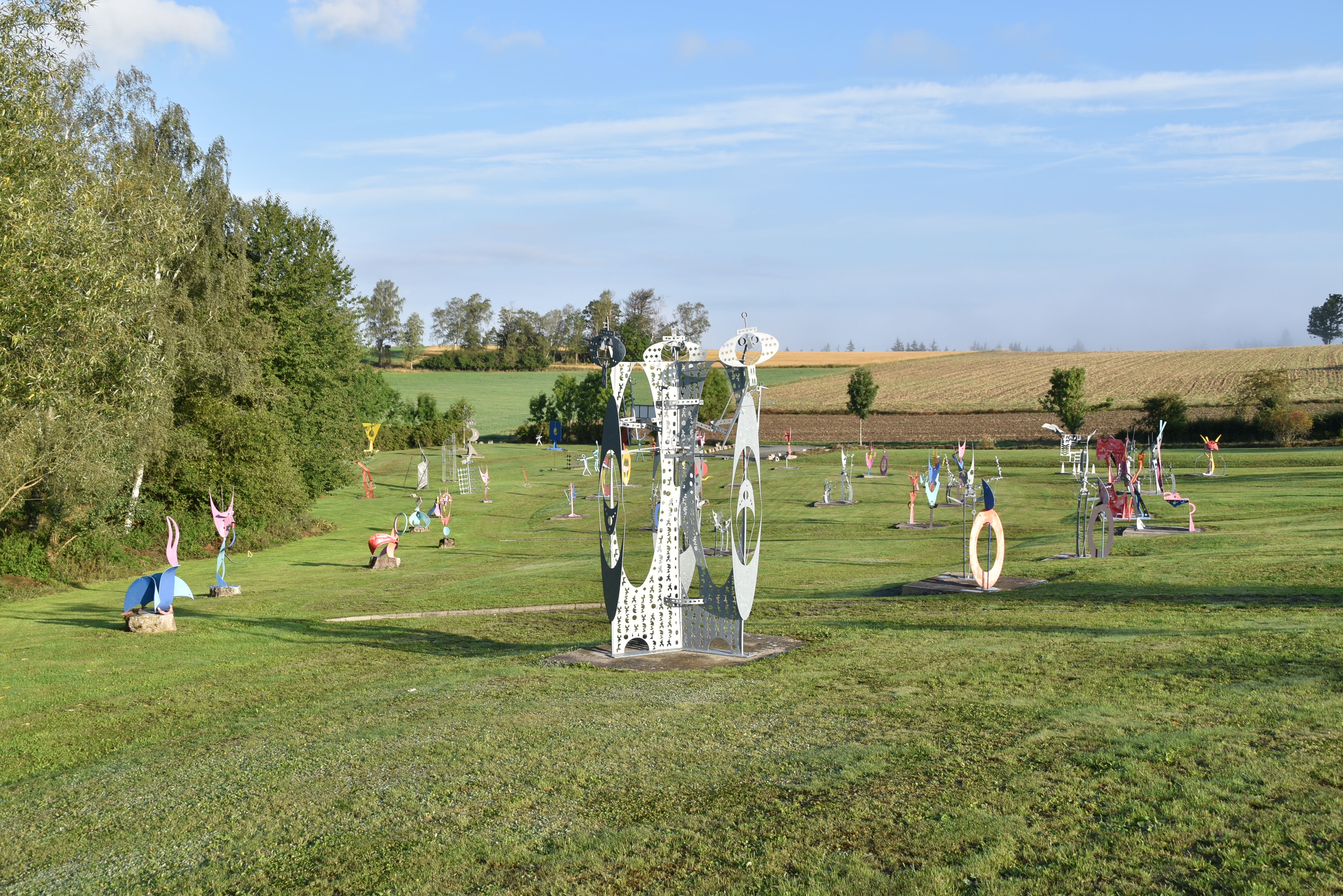 Dünne Skulpturen im Eisenpark Eisenbühl