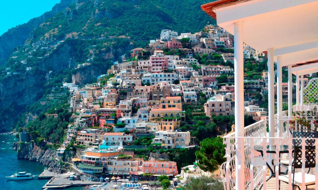 Hotel Marincanto balcony with a good view of Positano beach and establishments