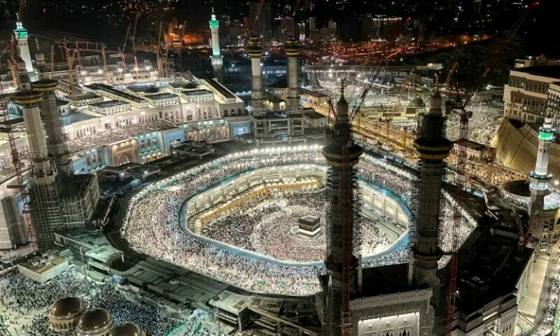 Large Crowds Encircle Kaaba As Haj Begins In Saudi Heat