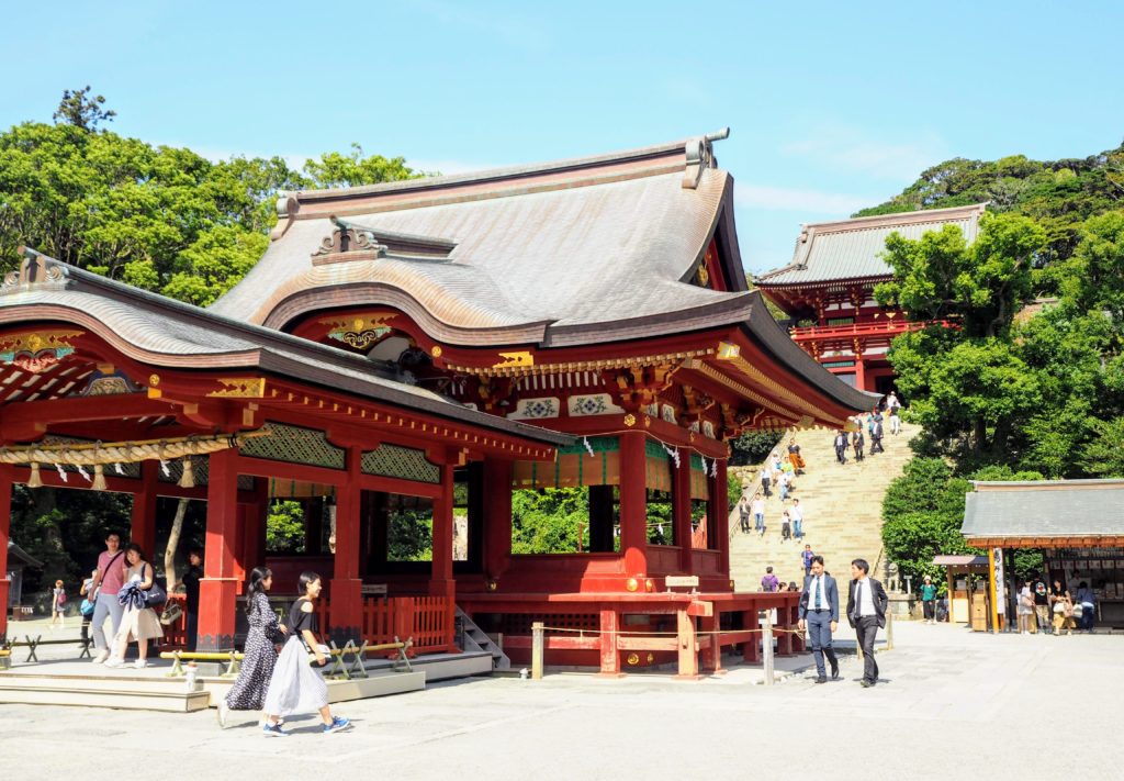 Tourists visiting Tsurugaoka Hachimangu Shrine as part of the Kamakura And Enoshima Island Tour From Tokyo