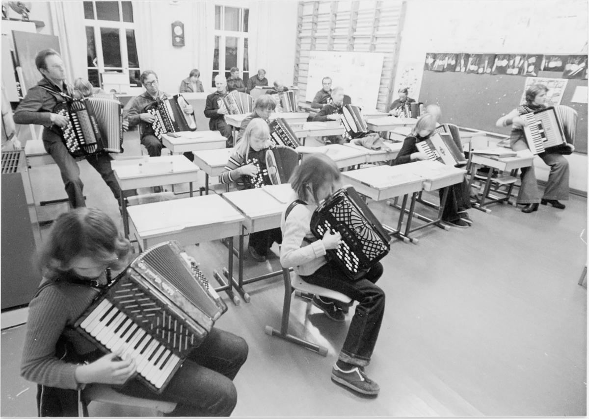 Children in finland learning finnish instruments