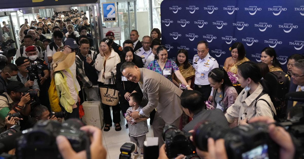 Thailand Greets Chinese Tourists With Garlands As Visa Waiver Program Begins